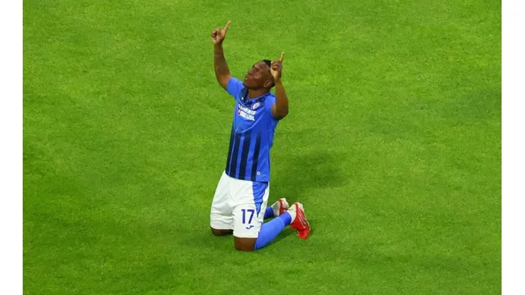 Bryan Angulo en un partido con Cruz Azul