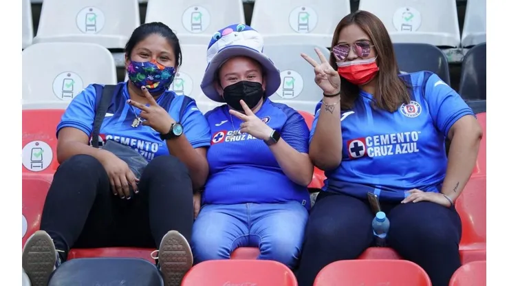 Las gradas del Azteca se llenaron de color y familias de fanáticos