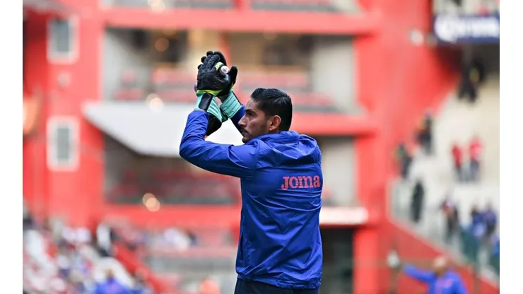 Chuy Corona en un partido con Cruz Azul