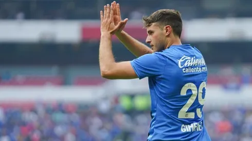 Santiago Giménez tras anotar un gol