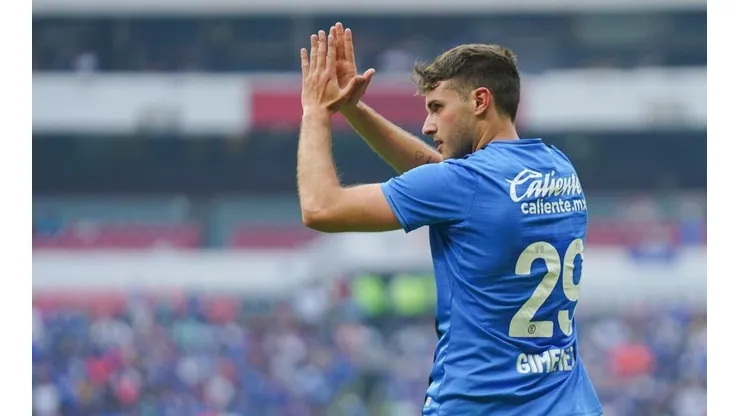 Santiago Giménez tras anotar un gol