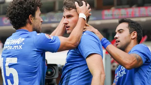 Santi Giménez y los celestes celebrándole el gol.