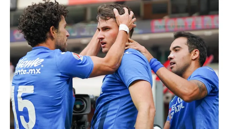 Santi Giménez y los celestes celebrándole el gol.