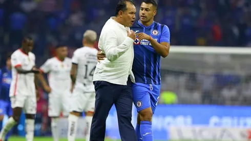 Al final del partido el jugador se acercó al DT para calmar el ambiente, como todo buen profesional.