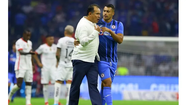 Al final del partido el jugador se acercó al DT para calmar el ambiente, como todo buen profesional.