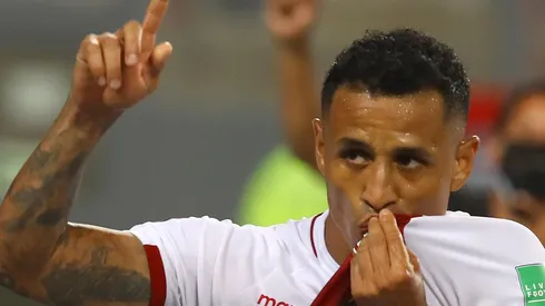 Yotún celebrando su anotación ante Paraguay.