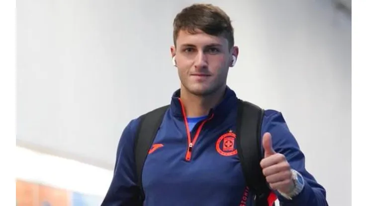 Santi llegando al Azteca.