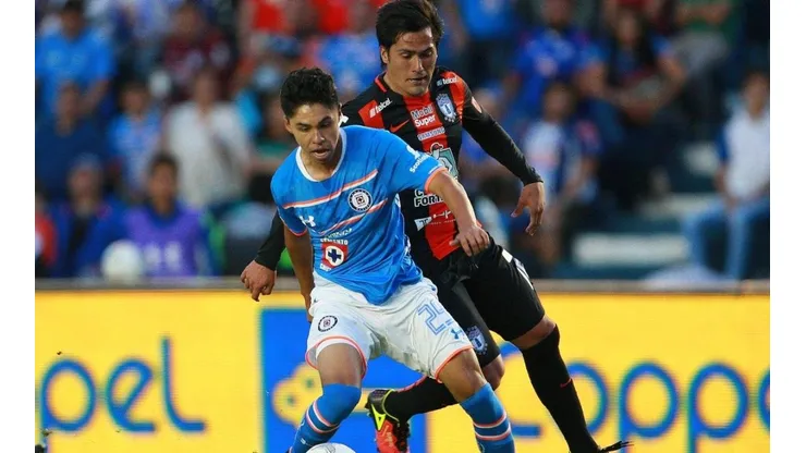 Victor Zuñiga en un partido con Cruz Azul