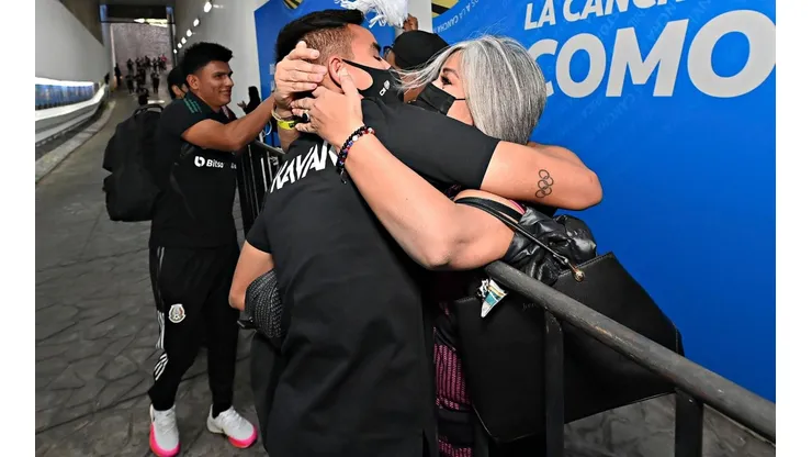 Charly Rodríguez recibió a su familia en el Estadio Azteca.