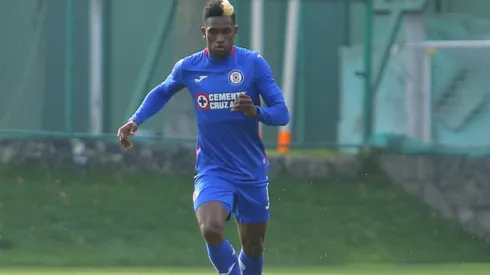 Jonathan Borja en un partido con las fuerzas básicas de Cruz Azul