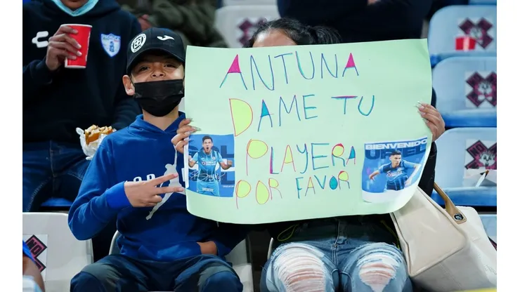 El menor con su pancarta para El Brujo.