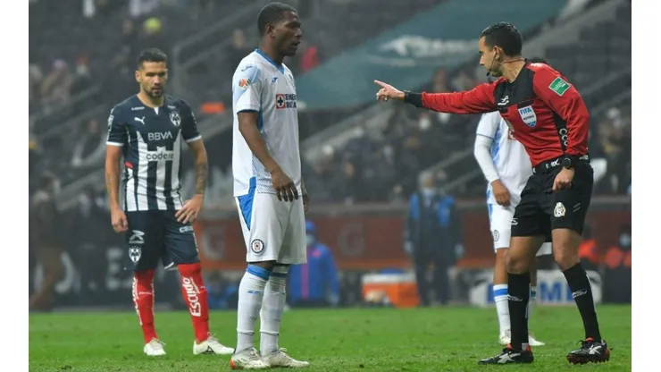 Bryan Angulo no pasa su mejor momento en Cruz Azul
