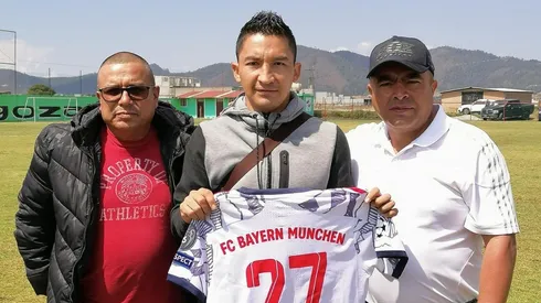 El exjugador de Cruz Azul posa con sus nuevos colores