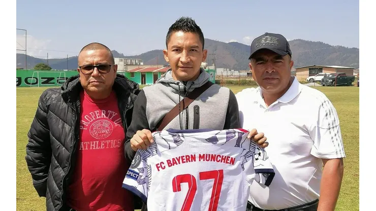 El exjugador de Cruz Azul posa con sus nuevos colores