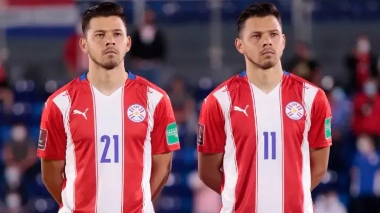 Romero y su mellizo Óscar con la Selección de Paraguay.