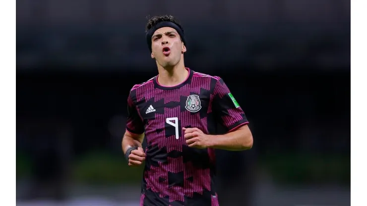 Raúl Jiménez en un partido con la selección de México