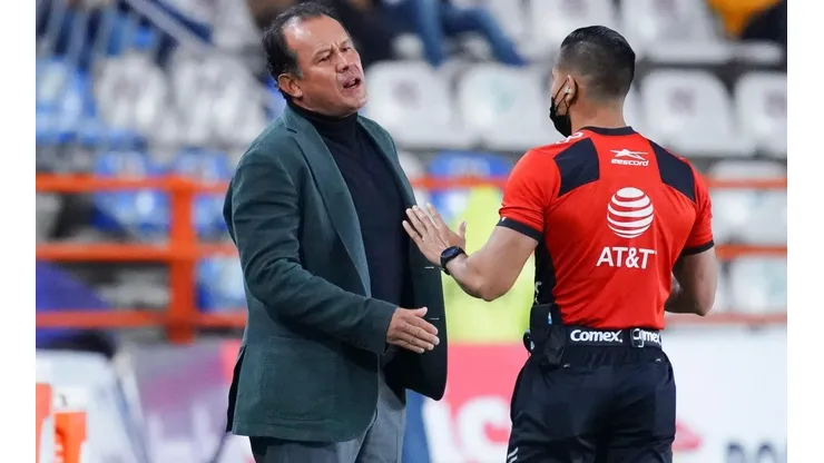 Reynos con el árbitro.