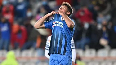 Santiago Giménez falló una clara al 69'