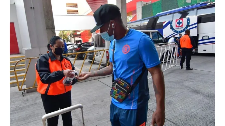 El delantero ecuatoriano vive en horas bajas su presente en Cruz Azul