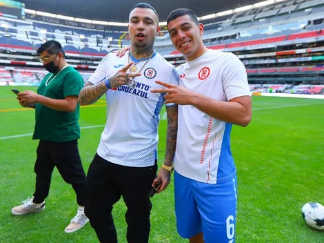 ¡El amuleto celeste! El rapero Gera MX visitó a Cruz Azul 