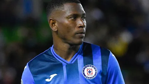 Bryan no pasa por ningún problema extracancha