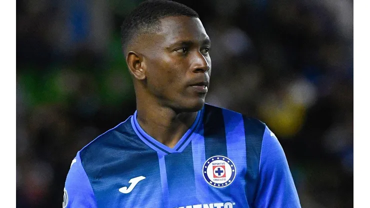 Bryan no pasa por ningún problema extracancha