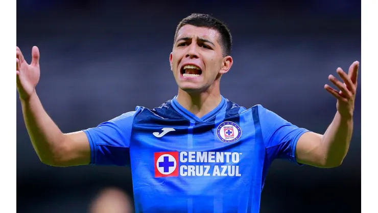 Erik Lira sería titular con Cruz Azul para enfrentar a su exequipo Pumas.