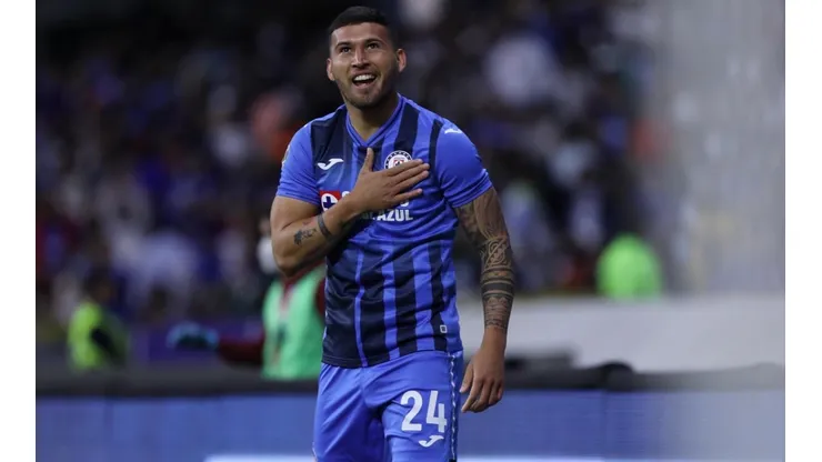 Escobar renovó con Cruz Azul hasta 2025.