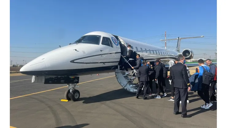 La Máquina tomando su charter rumbo a Canadá.