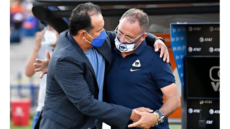 Duelo de estrategias: Juan Reynoso enfrentará a Andrés Lillini en el Cruz Azul vs Pumas.
