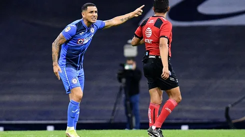 El peruano vistiendo los colores celestes.