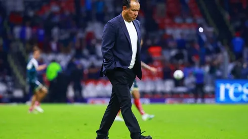 Reynoso dando indicaciones en el Azteca ante Puebla.