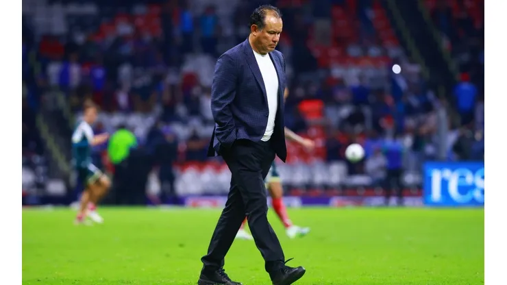 Reynoso dando indicaciones en el Azteca ante Puebla.