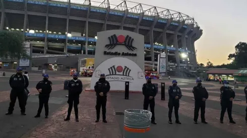 Las Seguridad a fuera del Azteca previo al partido.