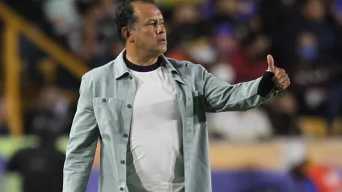 Reynoso dando indicaciones en el área técnica.