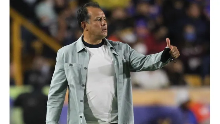 Reynoso dando indicaciones en el área técnica.
