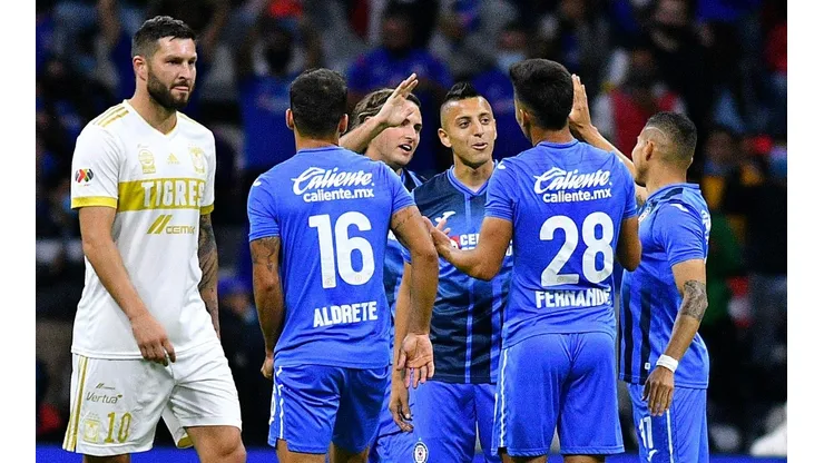 Cruz Azul enfrenta a Tigres en el Estadio Universitario.