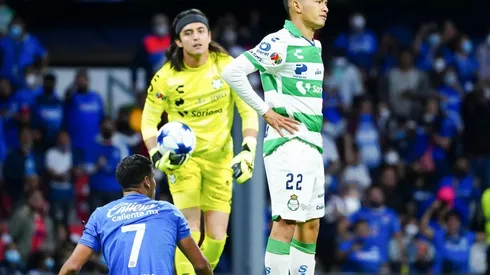 Antuna no puede creer su falla ante el arquero de Santos.