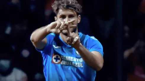 Santi Giménez marcó un doblete en el Infierno.