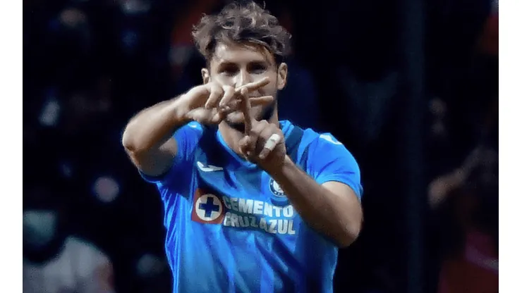 Santi Giménez marcó un doblete en el Infierno.