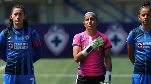 Un minuto de aplausos y el moño negro en el brazo, así saltaron al campo las Celestes.