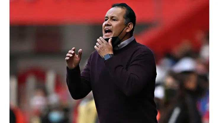Reynoso dirigiendo ante el Diablo