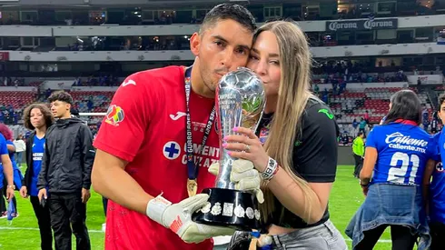 Jesús Corona al lado de su esposa Melissa Rivas.