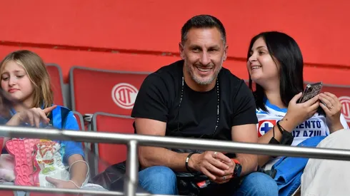 Chaco apoyó a Santiago Giménez desde un palco en Toluca.