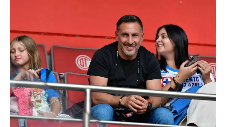 Chaco apoyó a Santiago Giménez desde un palco en Toluca.