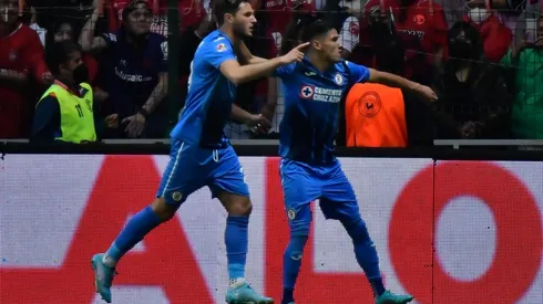 Santi Giménez festejó su gol en Cruz Azul con Uriel Antuna.
