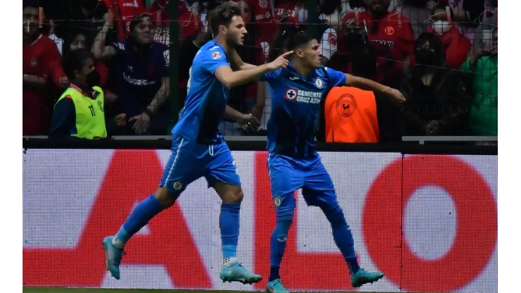 Santi Giménez festejó su gol en Cruz Azul con Uriel Antuna.