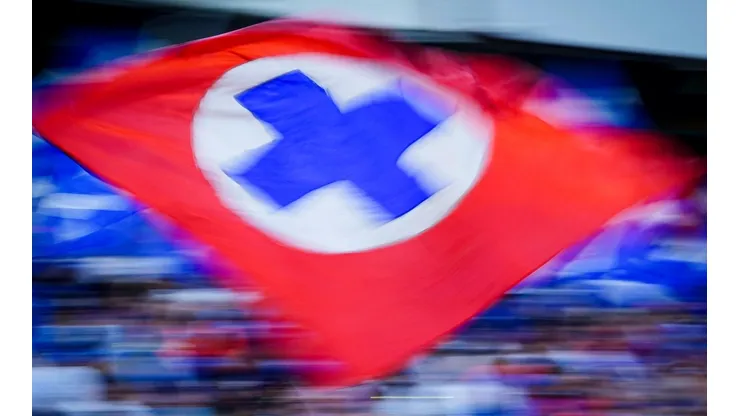 El símbolo de Cruz Azul en su bandera.