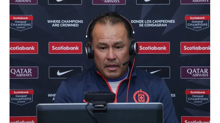 DT de Cruz Azul Juan Reynoso en conferencia de prensa.