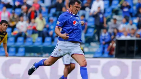 Carlos Hermosillo en un partido homenaje con Cruz Azul